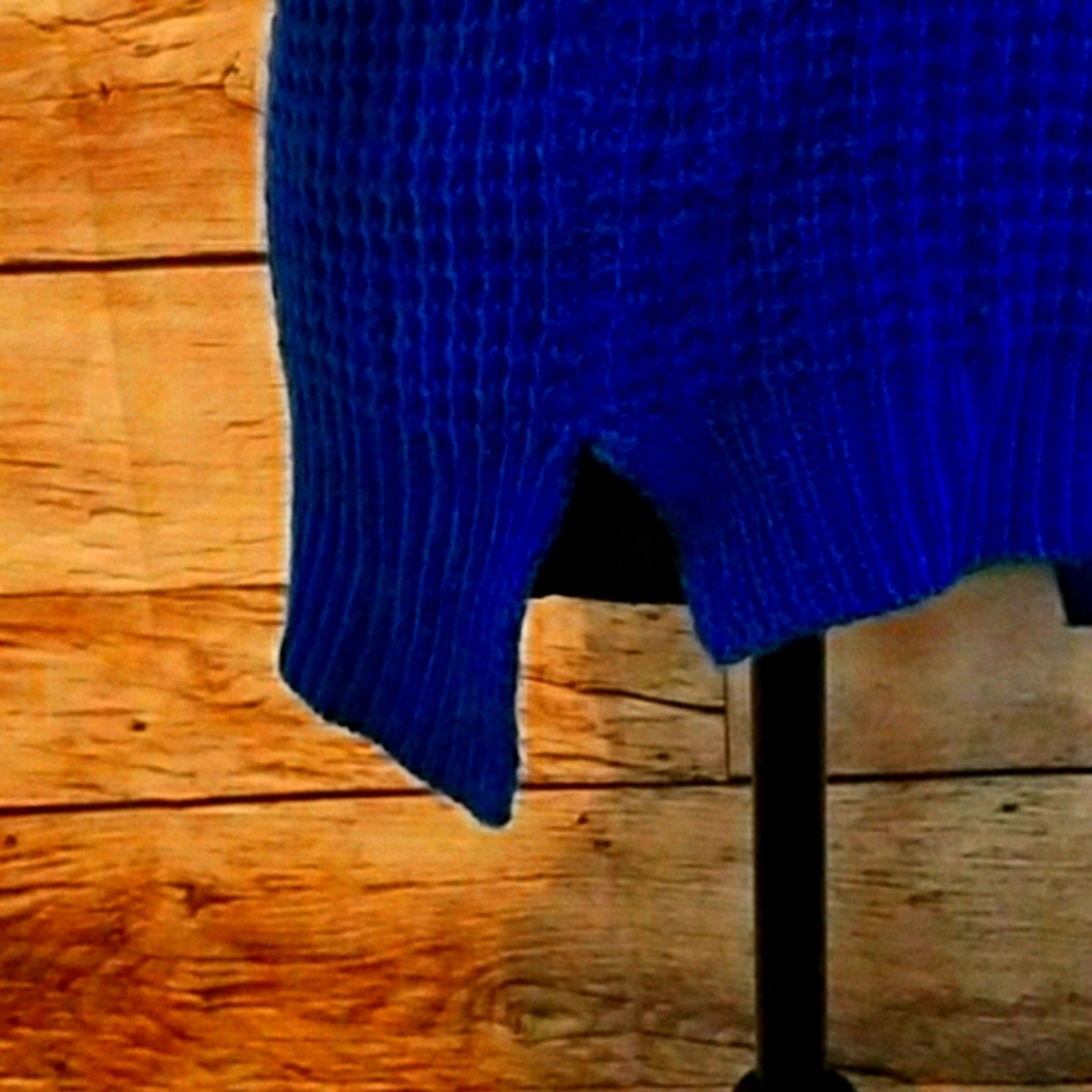 NEW! SO Sweater - Picture 5 of 7